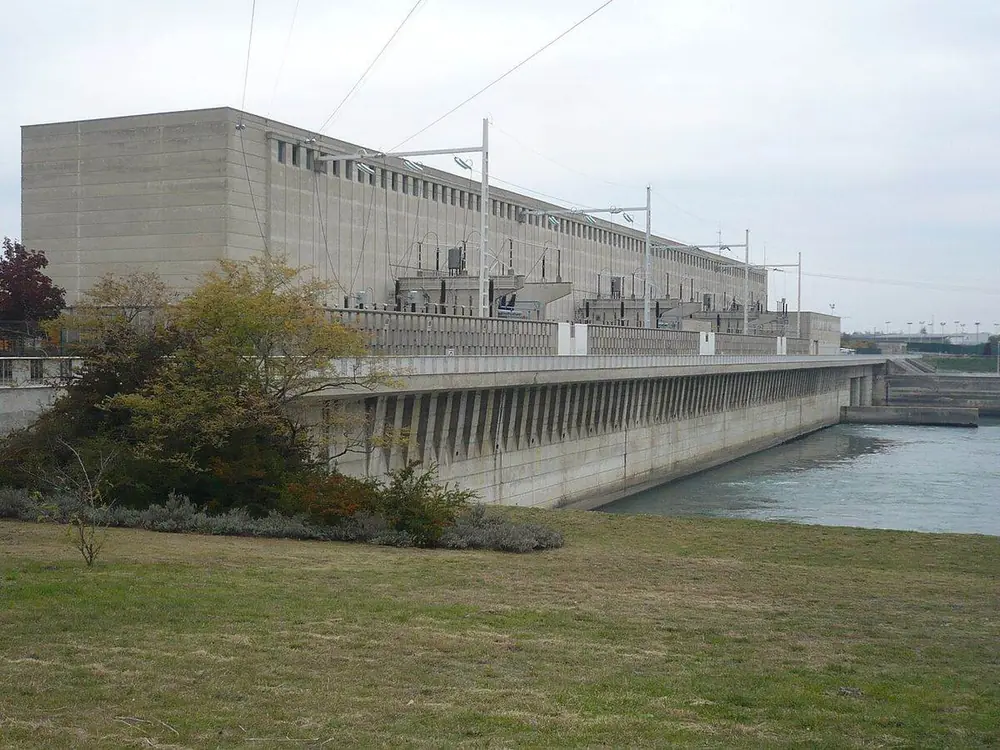 La centrale hydroélectrique de Bourg-lès-Valence sur le Rhône