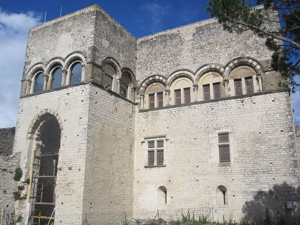 La façade romane du château des Adhémar à Montélimar