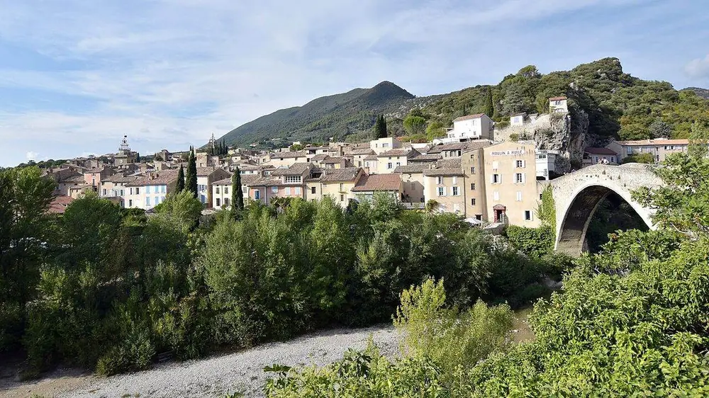 La vieille ville de Nyons et son pont roman sur l'Eygues