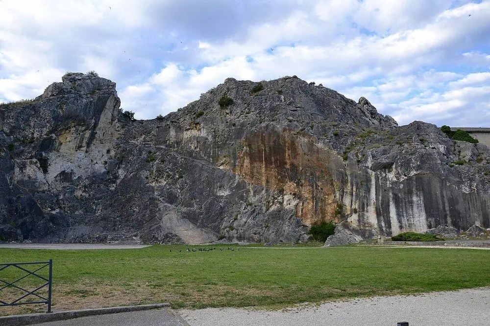 Le rocher de Pierrelatte, au cœur de la ville